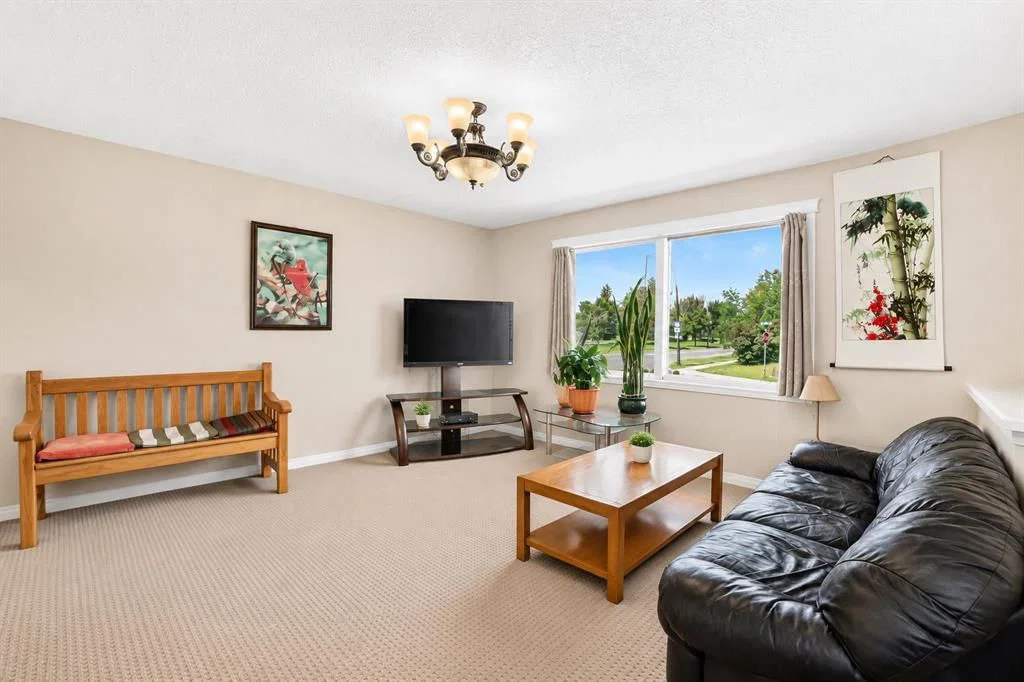 6024 Madigan Drive NE, Calgary — photo 4 of 37