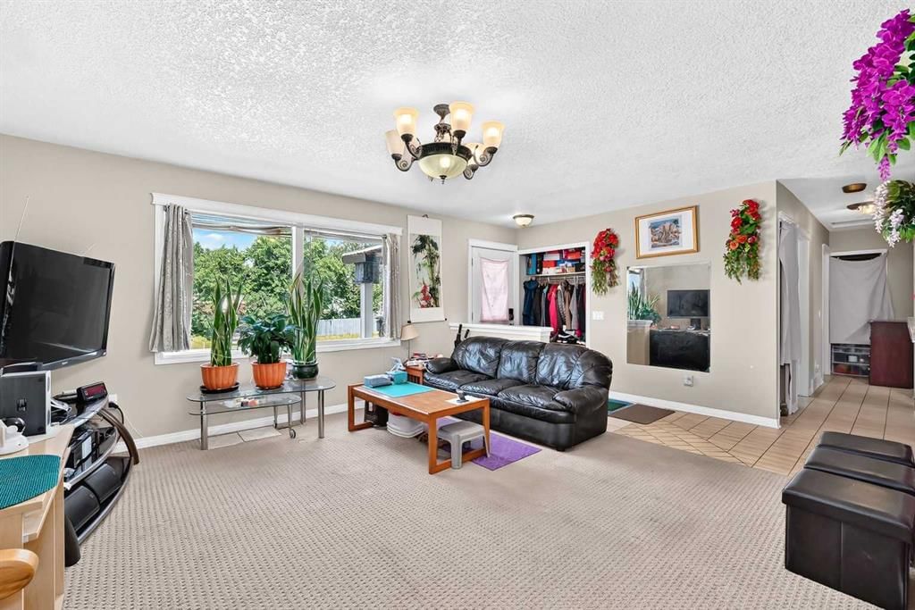 6024 Madigan Drive NE, Calgary — photo 5 of 37