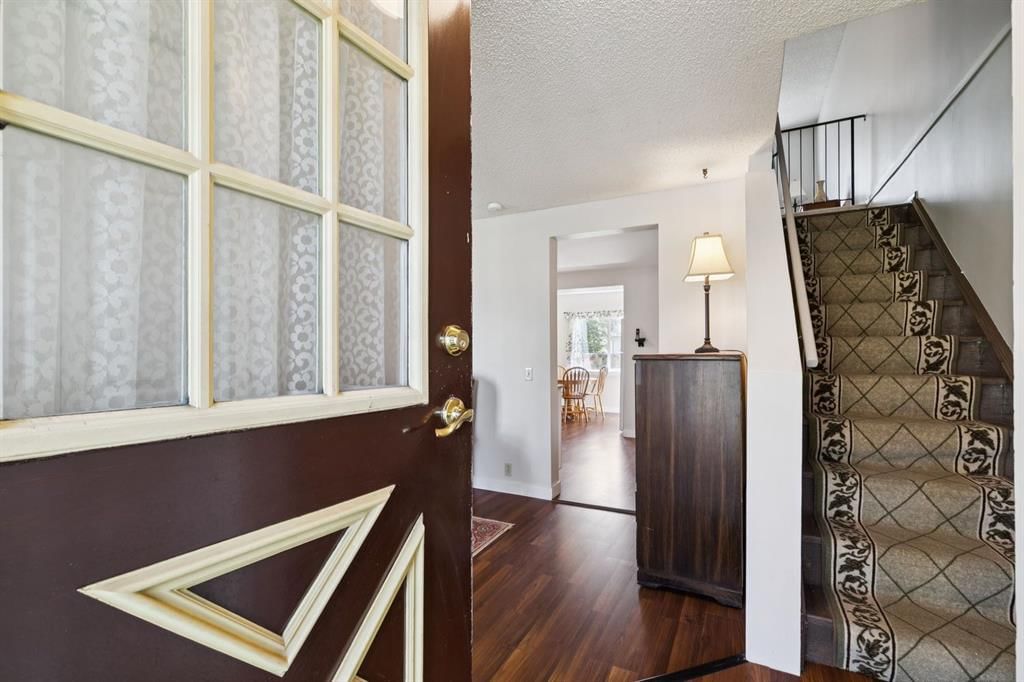 33 Woodhill Court SW, Calgary — photo 3 of 29