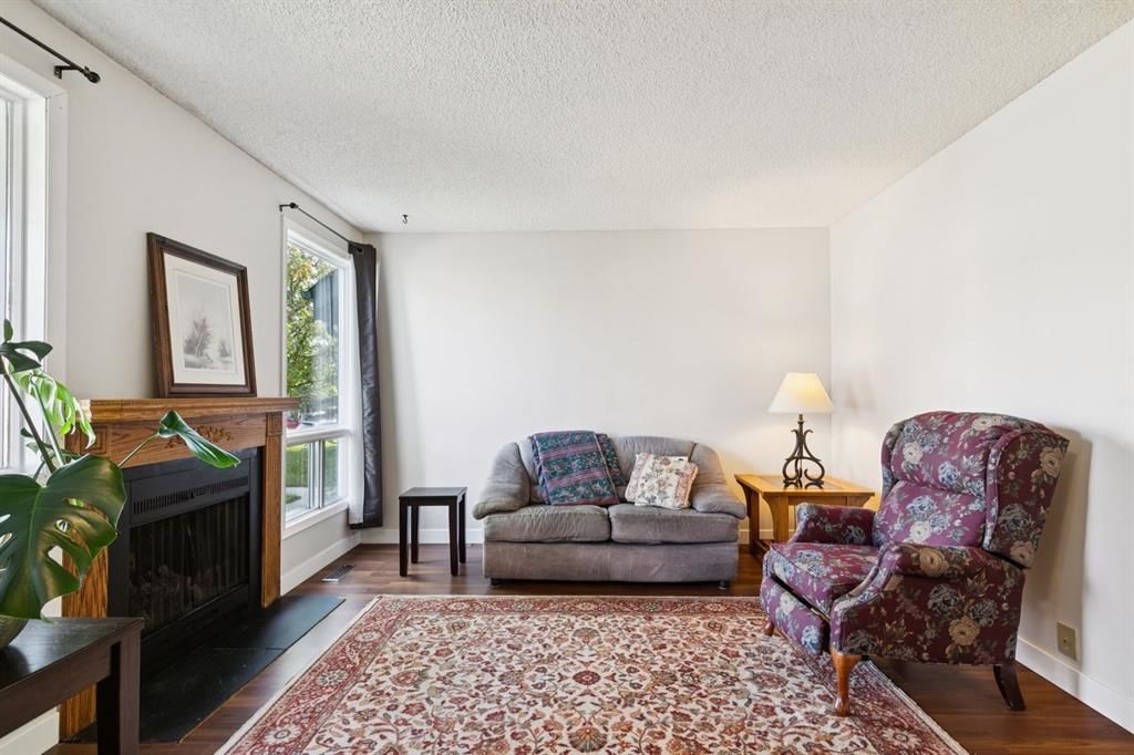 33 Woodhill Court SW, Calgary — photo 5 of 29