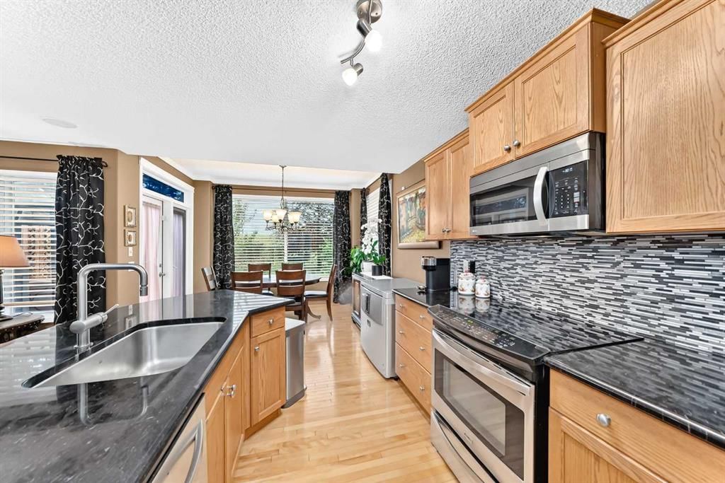 144 Cougarstone Common SW, Calgary — photo 4 of 50
