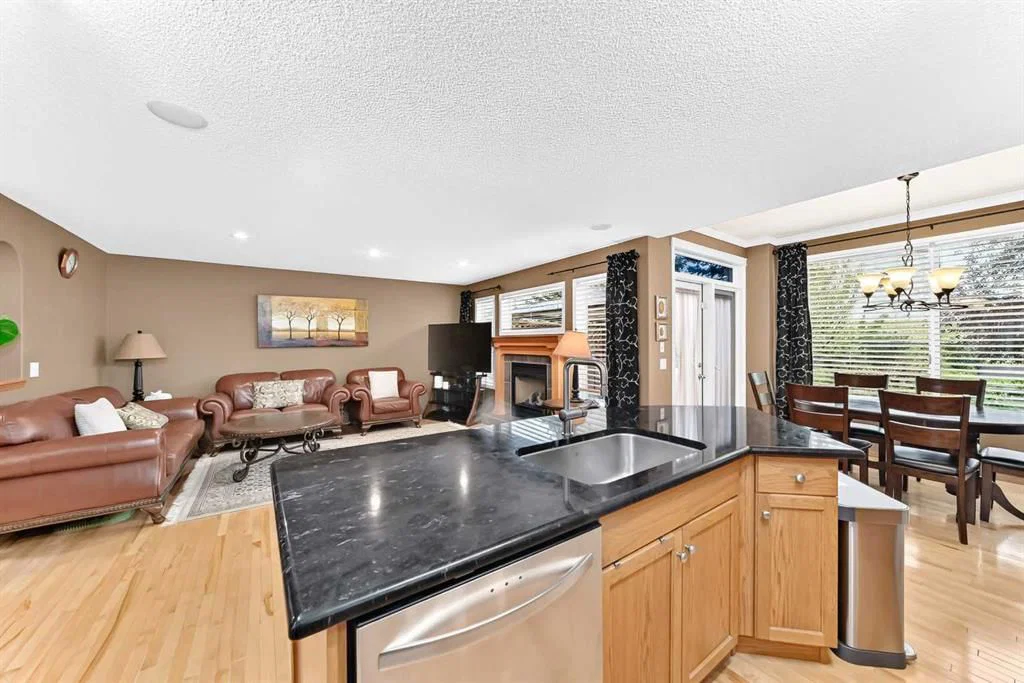 144 Cougarstone Common SW, Calgary — photo 5 of 50