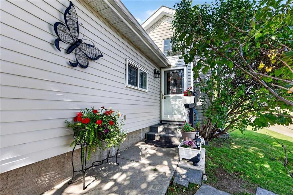 74 San Diego Manor NE, Calgary — photo 3 of 50