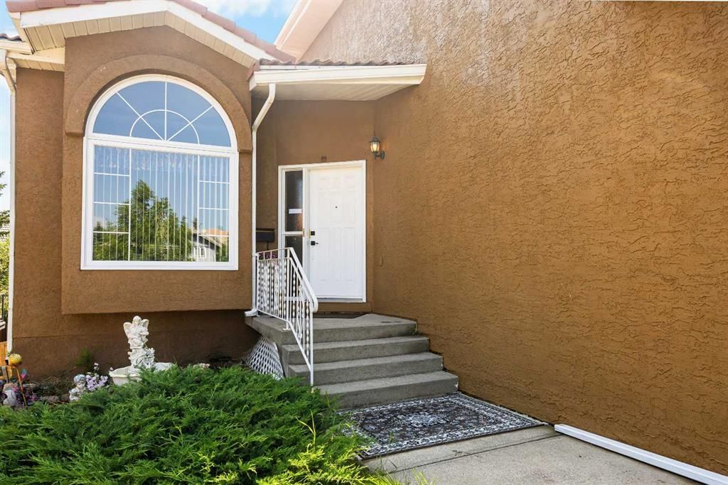 2203 Sirocco Drive SW, Calgary — photo 2 of 44