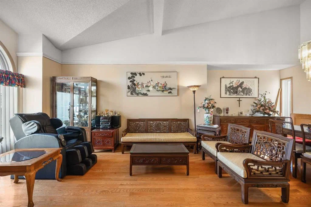 2203 Sirocco Drive SW, Calgary — photo 4 of 44