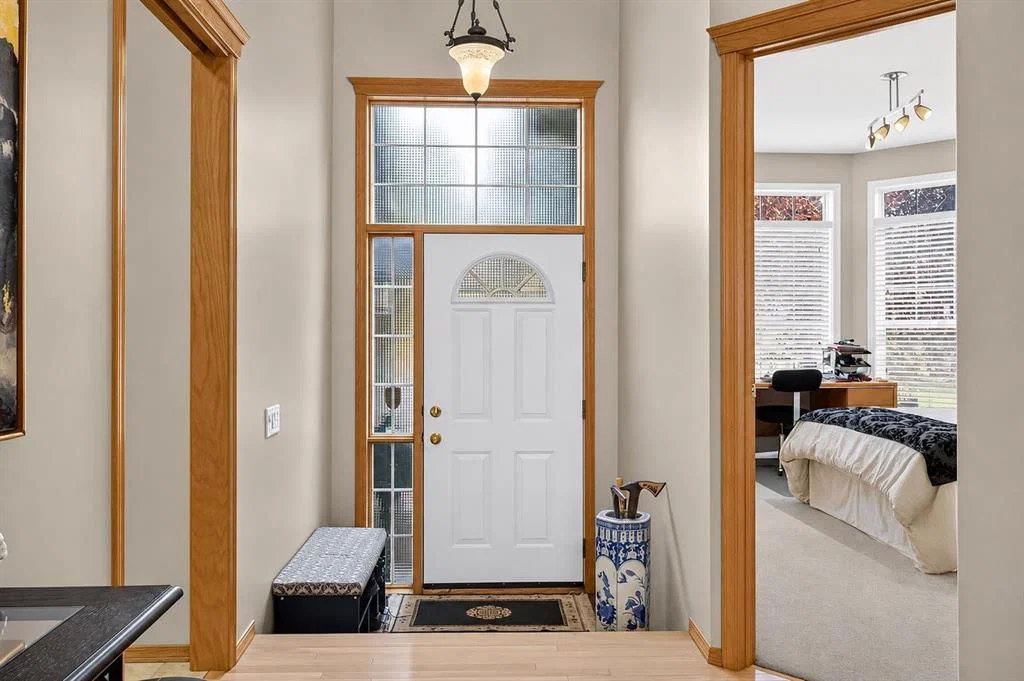 44 Strathlea Close SW, Calgary — photo 2 of 37