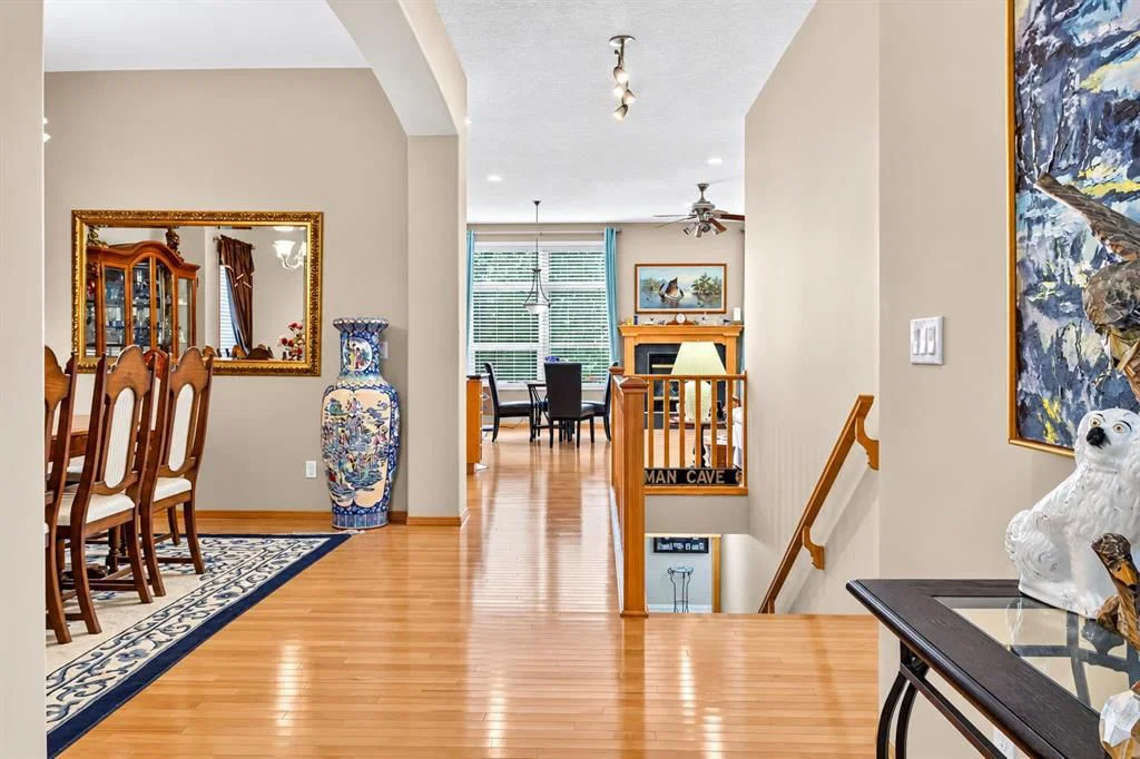44 Strathlea Close SW, Calgary — photo 3 of 37