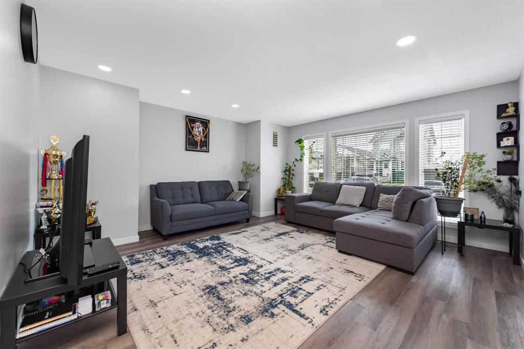 2 Saddlefield Crescent NE, Calgary — photo 3 of 43