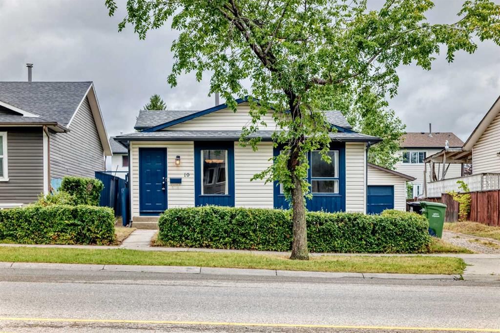 19 Falshire Drive NE, Calgary — photo 2 of 50