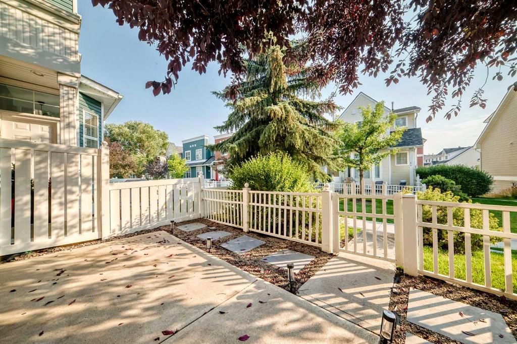 252 McKenzie Towne Link SE, Calgary — photo 2 of 34