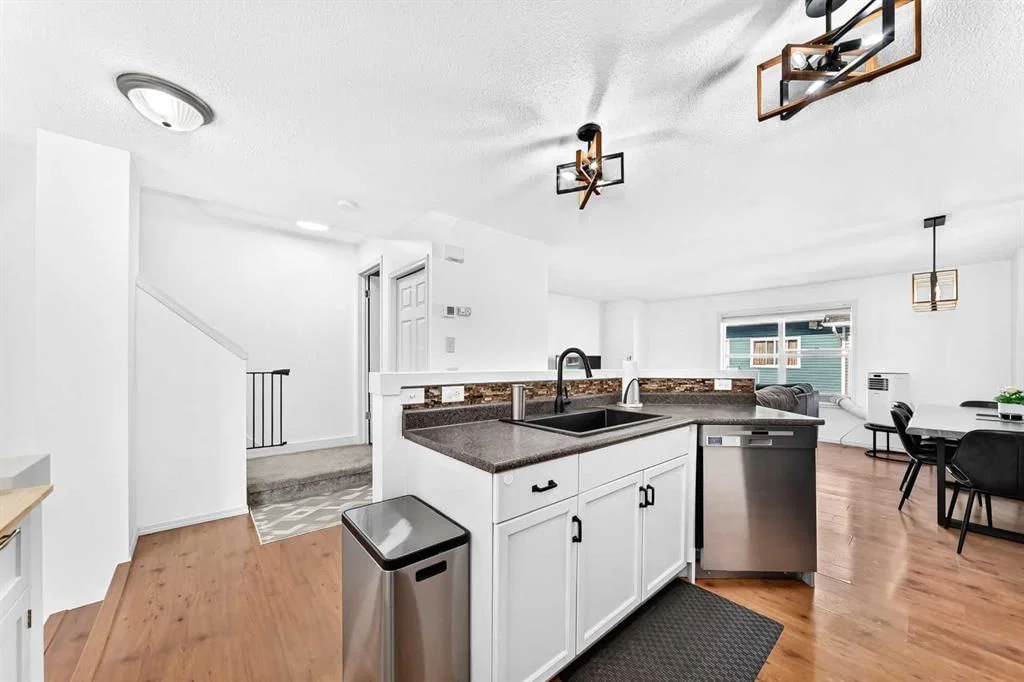 252 McKenzie Towne Link SE, Calgary — photo 4 of 34