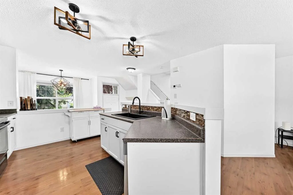 252 McKenzie Towne Link SE, Calgary — photo 5 of 34