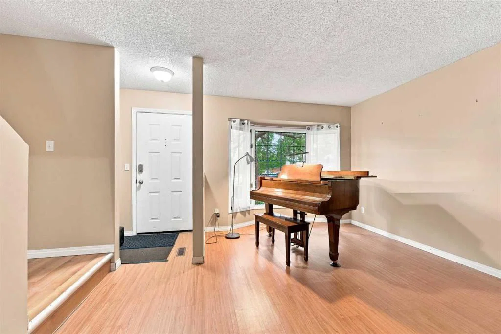 70 Edgeburn Crescent, Calgary — photo 5 of 41