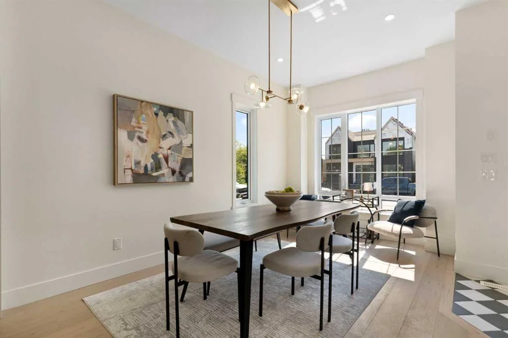 528 52 Avenue SW, Calgary — photo 4 of 49