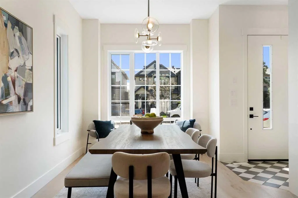 528 52 Avenue SW, Calgary — photo 5 of 49