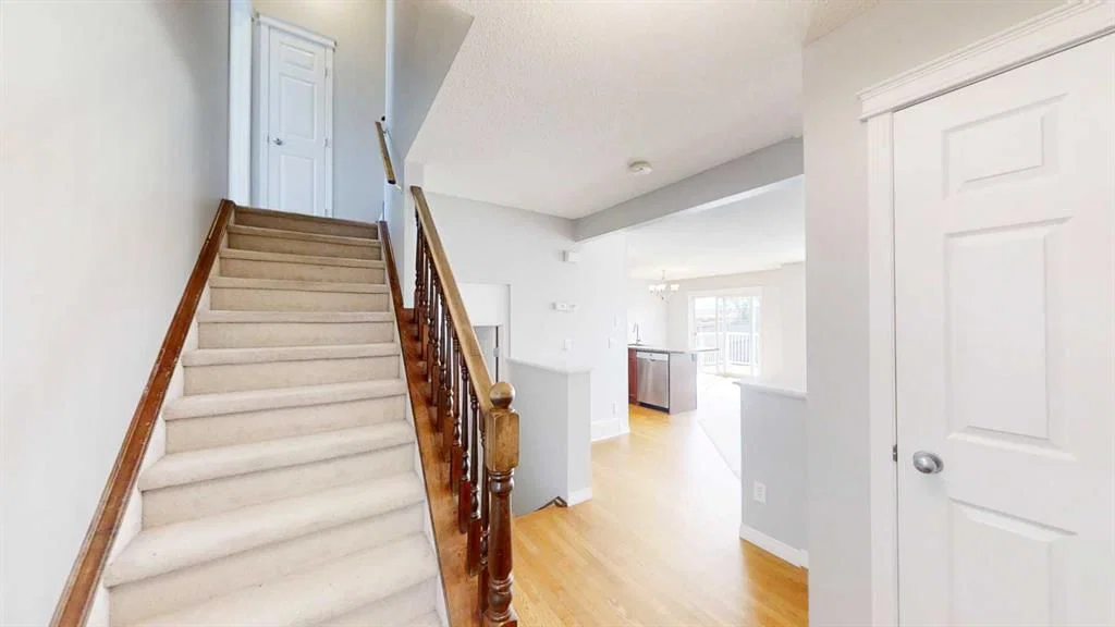 124 Everglen Way SW, Calgary — photo 4 of 47