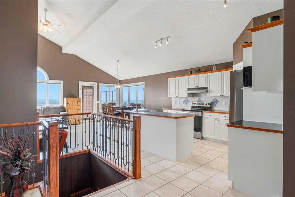 215 Rocky Ridge Drive NW, Calgary — photo 4 of 39
