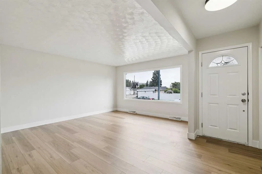 10415 8 Street SW, Calgary — photo 3 of 29