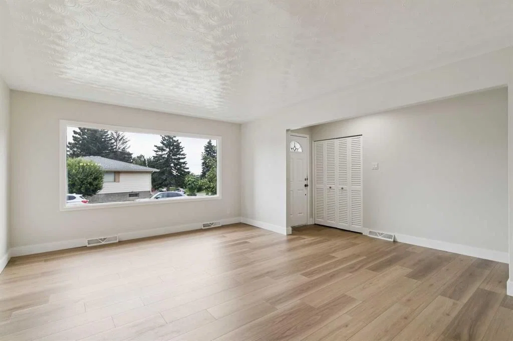 10415 8 Street SW, Calgary — photo 4 of 29