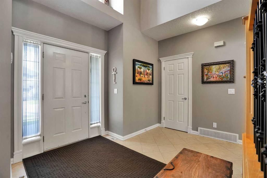 43 Strathlea Place SW, Calgary — photo 3 of 50