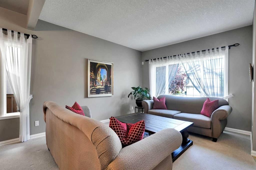 43 Strathlea Place SW, Calgary — photo 4 of 50