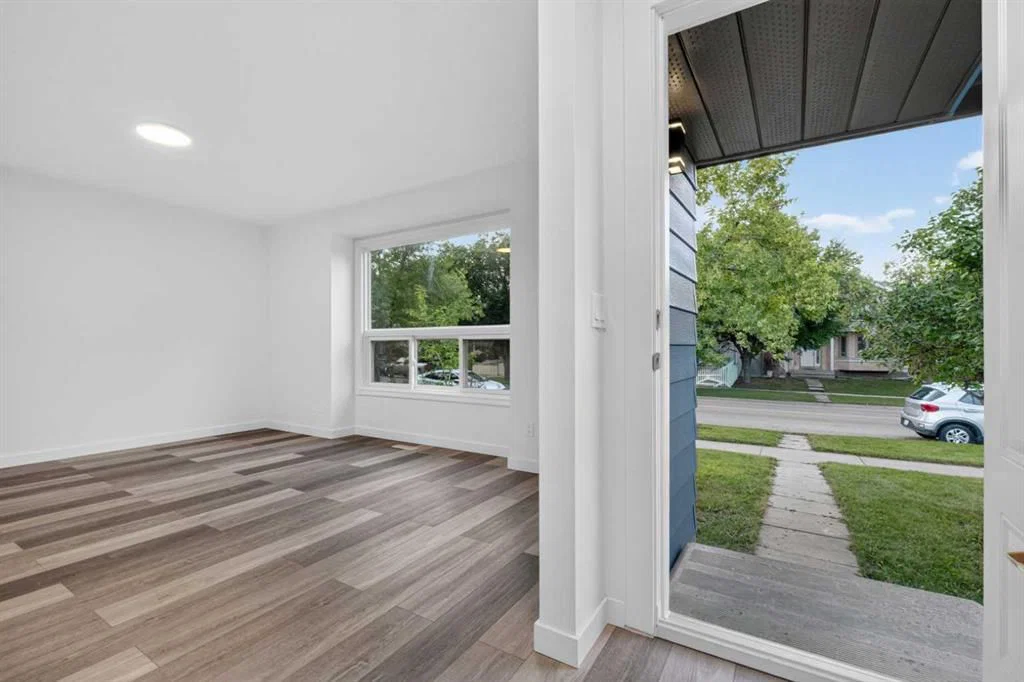 925 Erin Woods Drive SE, Calgary — photo 2 of 37