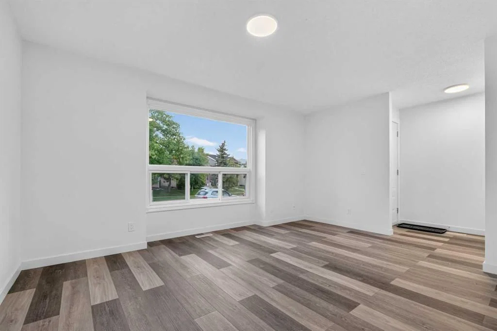 925 Erin Woods Drive SE, Calgary — photo 3 of 37