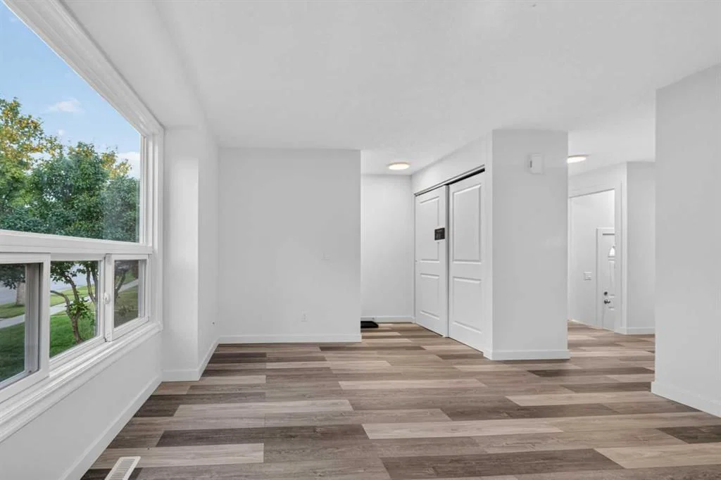 925 Erin Woods Drive SE, Calgary — photo 4 of 37