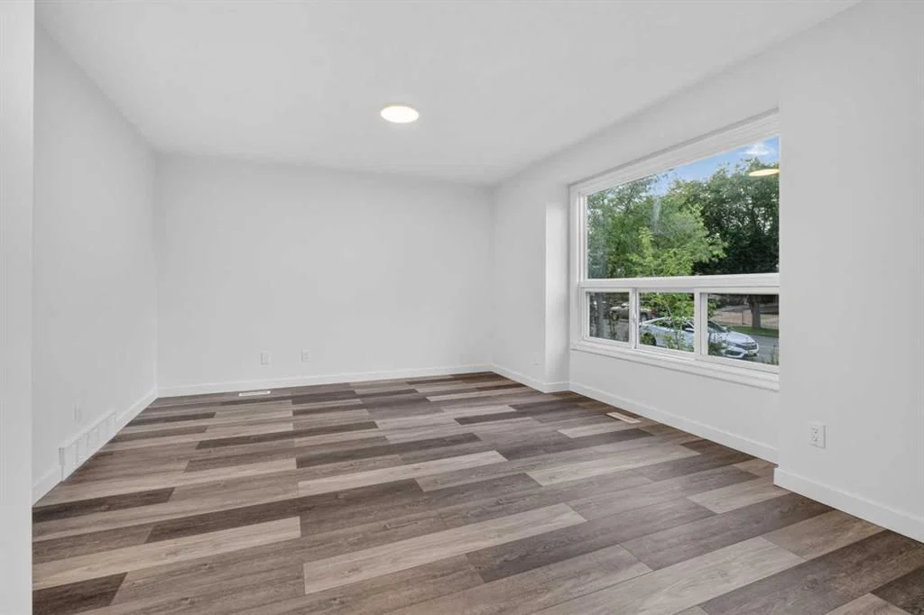 925 Erin Woods Drive SE, Calgary — photo 5 of 37