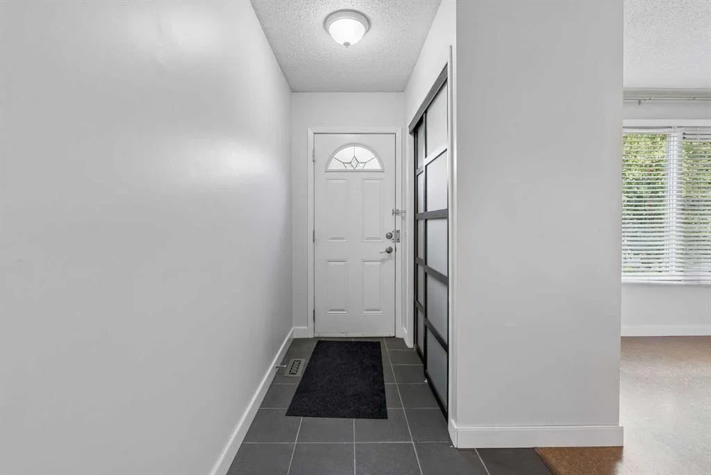 205 15 Avenue NE, Calgary — photo 5 of 33