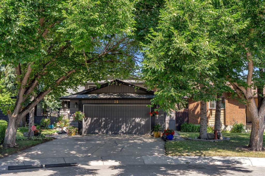 35 Rundlemere Place NE, Calgary — main listing photo