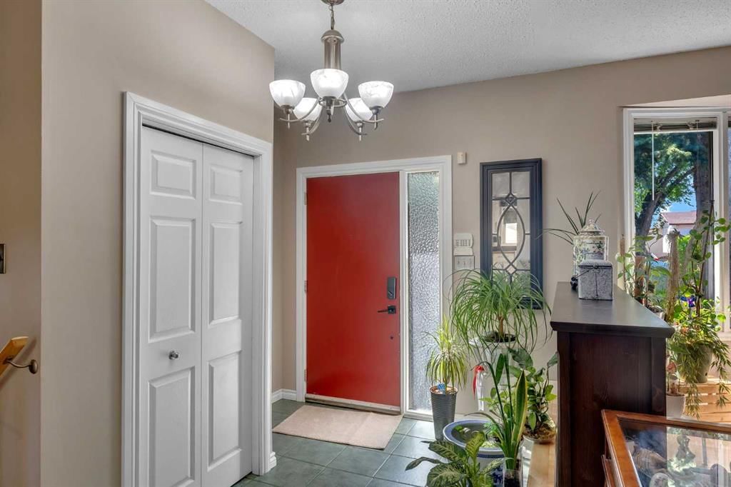 35 Rundlemere Place NE, Calgary — photo 5 of 41