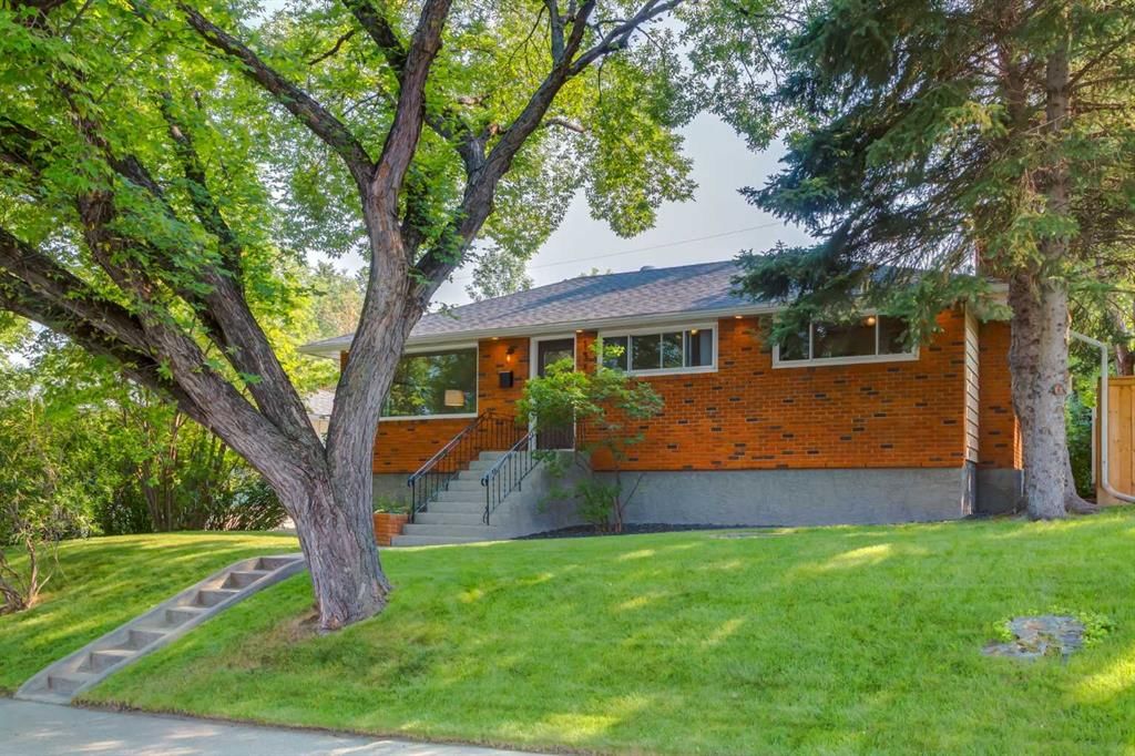 131 Thorncrest Road NW, Calgary — main listing photo