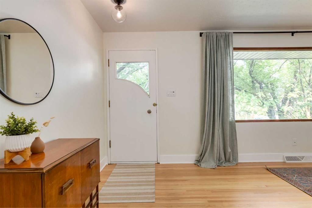 131 Thorncrest Road NW, Calgary — photo 3 of 47