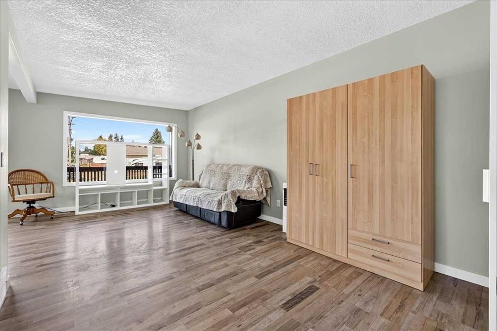 4309 26 Avenue SE, Calgary — photo 4 of 42