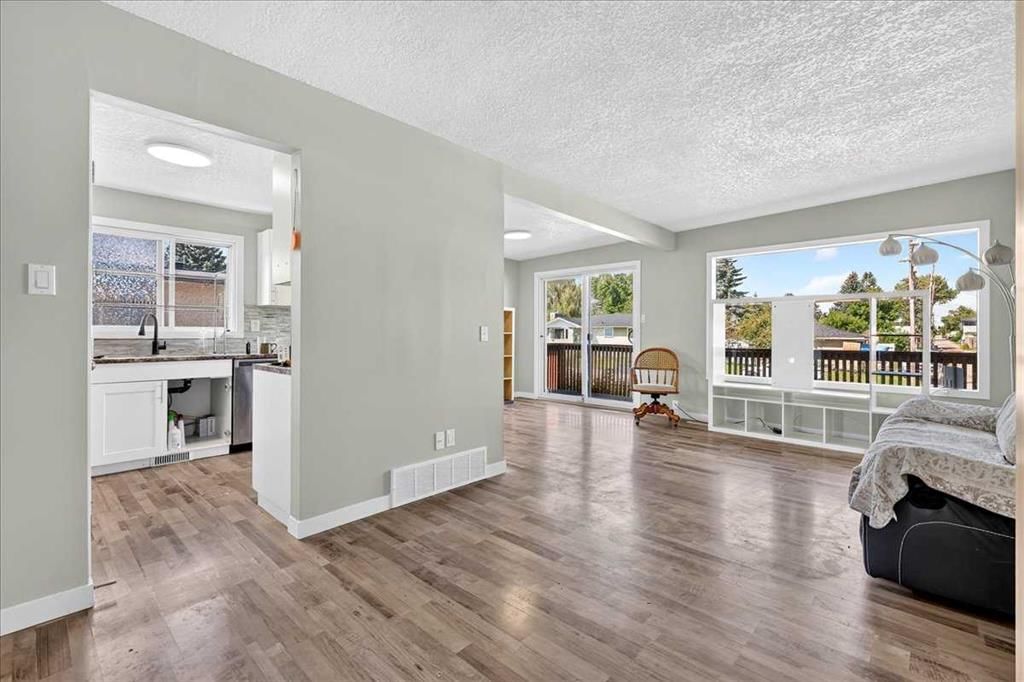 4309 26 Avenue SE, Calgary — photo 5 of 42