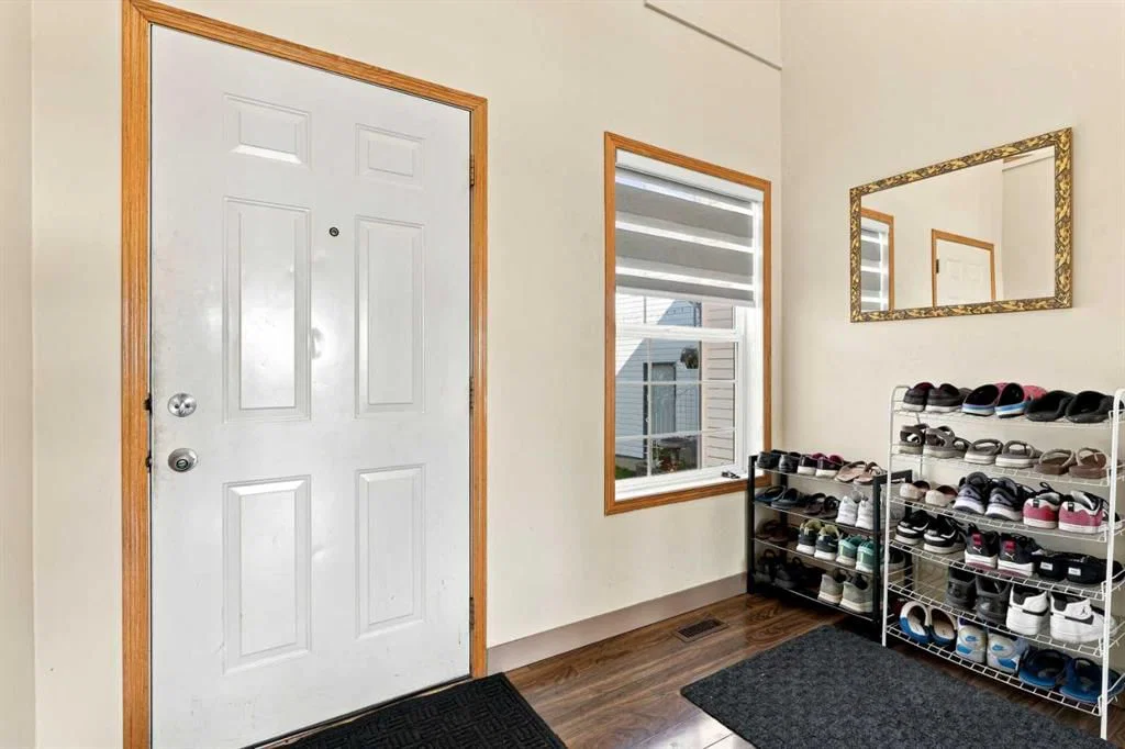 55 Anaheim Crescent NE, Calgary — photo 4 of 50