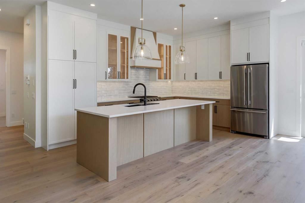8 Carnarvon Way NW, Calgary — photo 3 of 34