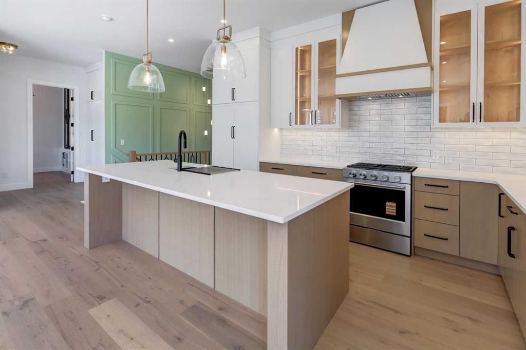 8 Carnarvon Way NW, Calgary — photo 4 of 34