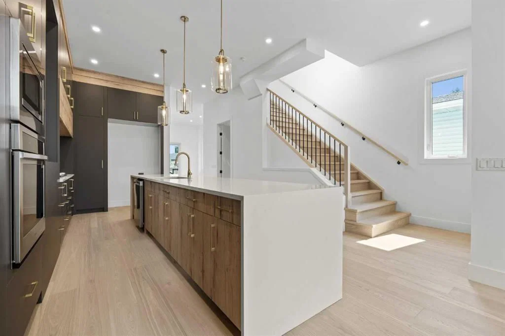 514 37 Street SW, Calgary — photo 5 of 43
