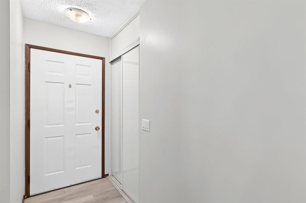 947 Maitland Way NE, Calgary — photo 2 of 38