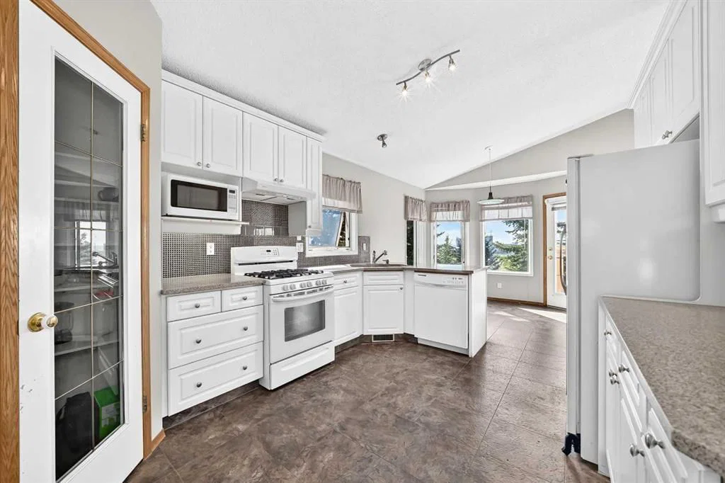 2917 Signal Hill Heights SW, Calgary — photo 5 of 32