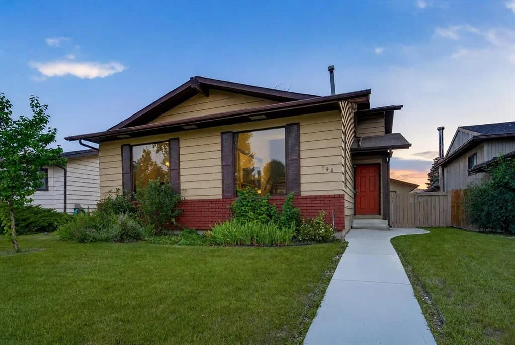 196 Suncrest Way SE, Calgary — main listing photo