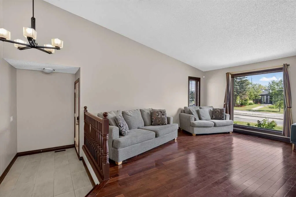 196 Suncrest Way SE, Calgary — photo 3 of 43