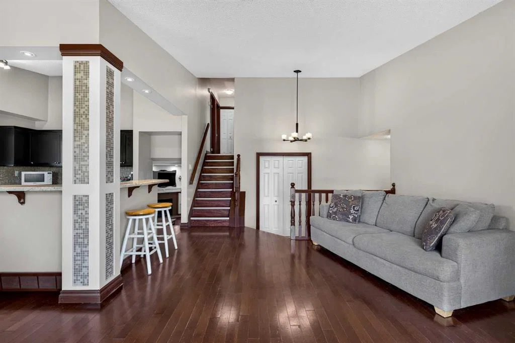 196 Suncrest Way SE, Calgary — photo 4 of 43