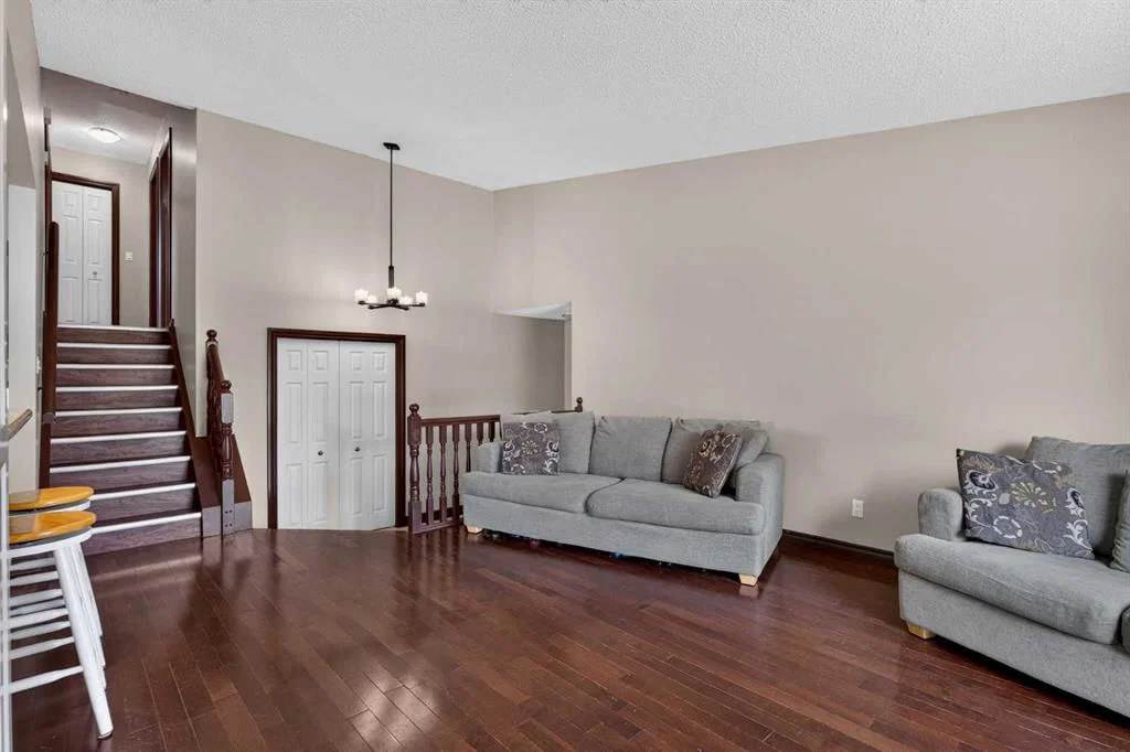 196 Suncrest Way SE, Calgary — photo 5 of 43
