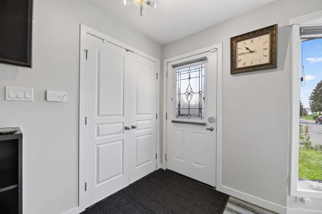 8035 Huntwick Crescent NE, Calgary — photo 3 of 32