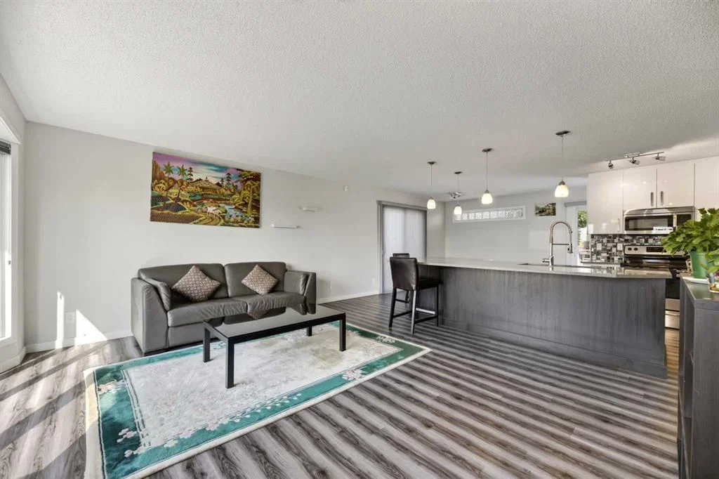 8035 Huntwick Crescent NE, Calgary — photo 4 of 32