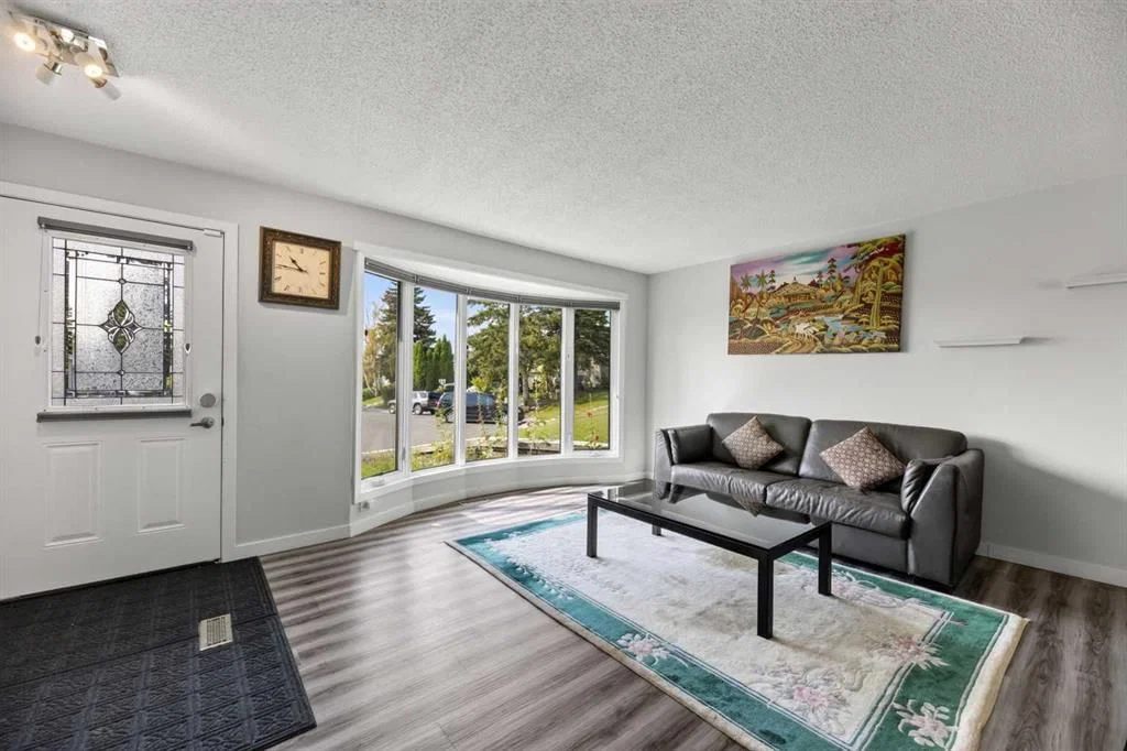 8035 Huntwick Crescent NE, Calgary — photo 5 of 32