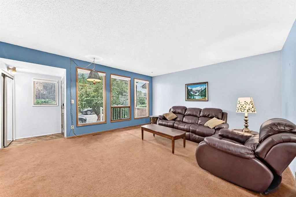 4008 46 Street SW, Calgary — photo 3 of 33